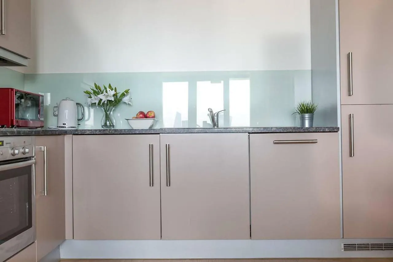 Modern 1 Bedroom Apartment In E1 With Great Views Londýn