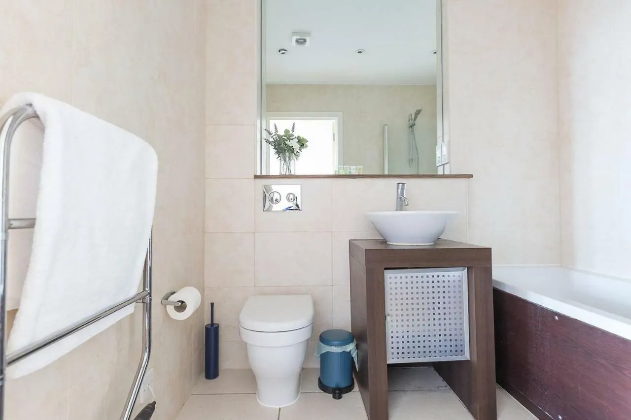 Modern 1 Bedroom Apartment In E1 With Great Views London