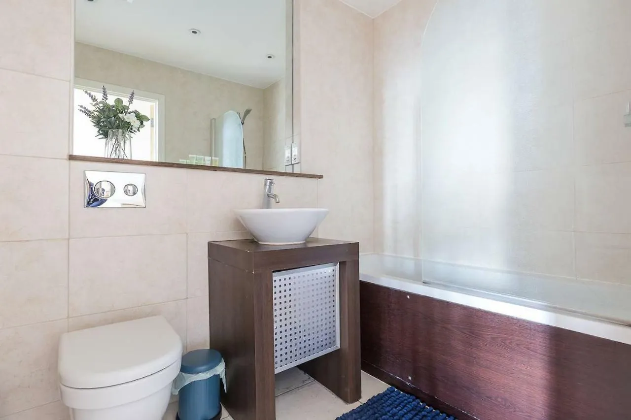 Modern 1 Bedroom Apartment In E1 With Great Views London